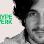 Grafik-Banner der COIFFO-Kolumne „Märztöne: Zwischen Hype und Handwerk“ mit einem Schwarz-Weiß-Porträt von Friseurmeister Raphael März vom Hair Club.