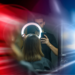 Kritischer Kommentar zur Krise der Friseurbranche: Ein Friseur mit Ringlicht und Smartphone vor einem blau-roten Hintergrund, symbolisch für den Social-Media-Wahn im Salon.