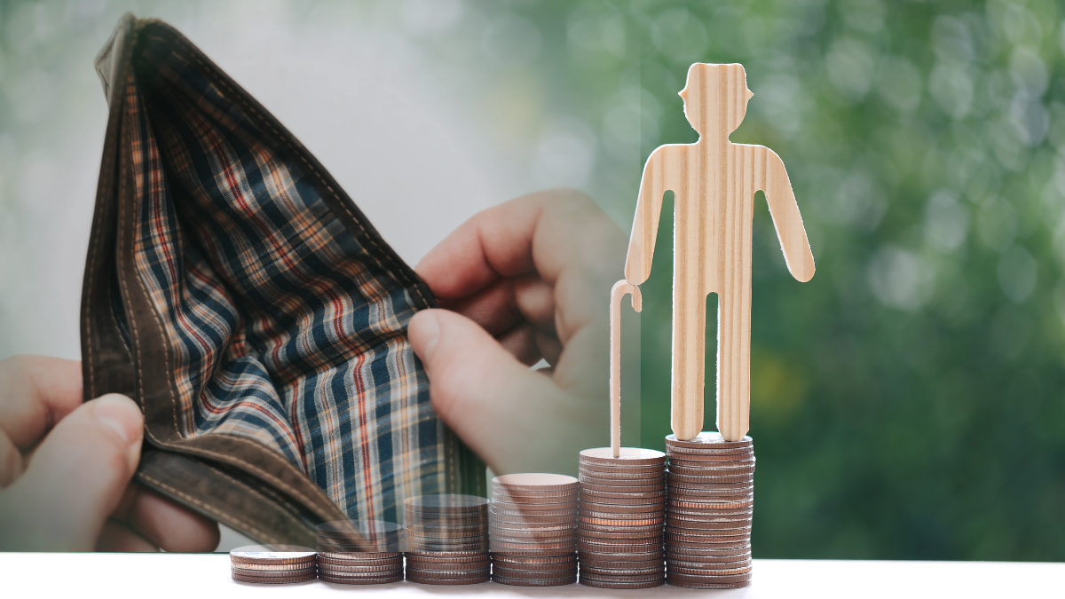 Eine Holzfigur eines Seniors mit Gehstock auf steigenden Münzstapeln neben einer geöffneten, leeren Geldbörse als Symbol für Rente und Altersarmut.