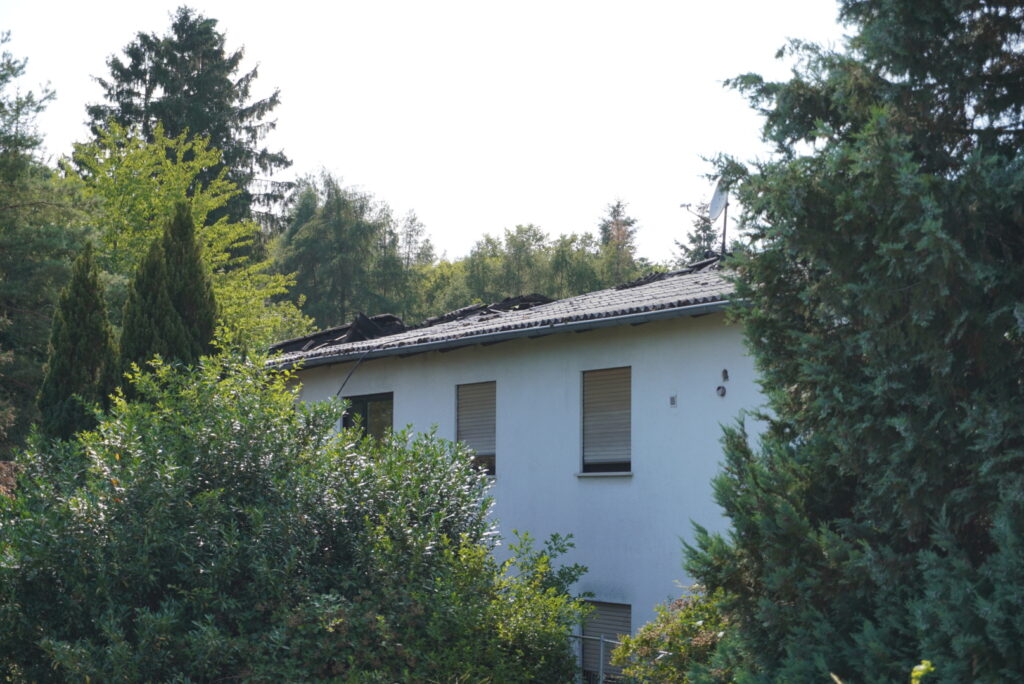 Abgebranntes Wohnhaus mit zerstörtem Dachstuhl und Brandschäden nach Großbrand in Schiffweiler-Heiligenwald
