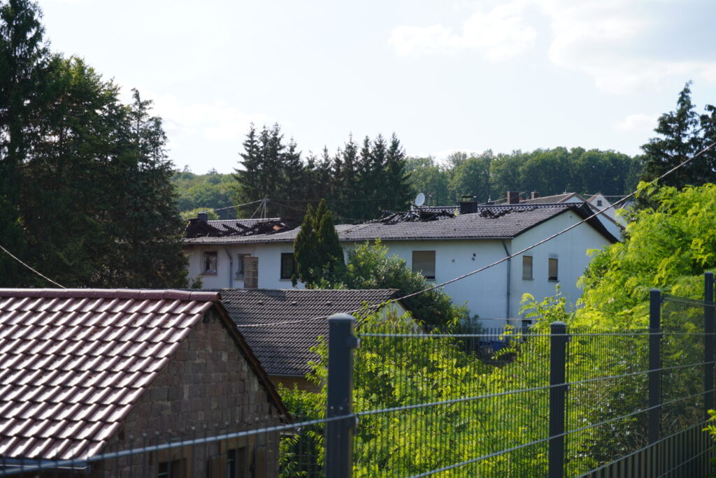 Abgebranntes Wohnhaus mit zerstörtem Dachstuhl und Brandschäden nach Großbrand in Schiffweiler-Heiligenwald