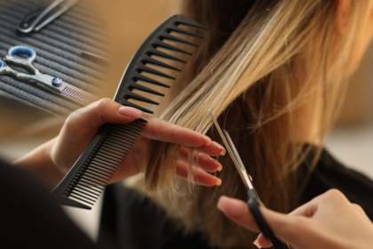 Die Preis-Debatte: Warum wir aufhören müssen, unseren eigenen Beruf schlechtzureden 10 Nahaufnahme einer professionellen Friseurschere, die präzise eine Haarsträhne schneidet.