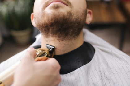 Die „ZV-Krankheit“: Warum der Verband den eigenen Aufschwung sabotiert und wie wir Talente wirklich binden 9 Nahaufnahme von der präzisen Rasur und dem Konturenschneiden eines Männerbartes im Salon.