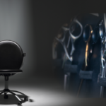 Ein leerer, moderner Friseurstuhl in einem hellen Salon als Symbol für den Nachwuchsmangel.