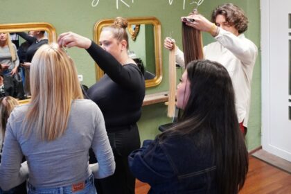 Schulung beim Hair Club by Raphael März in Saarbrücken für Butterfly Wefts Haarverlängerung
